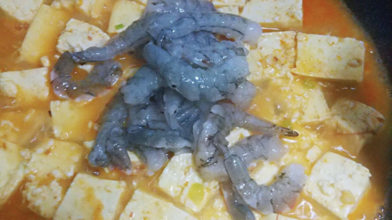 虾仁豆腐煲,最后加入虾仁,煮到虾仁变红。