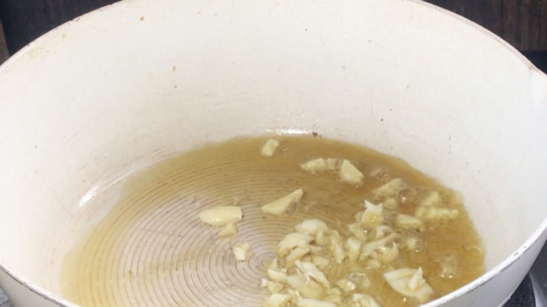 香菇炒小白菜,起锅热油,放入蒜末炒香