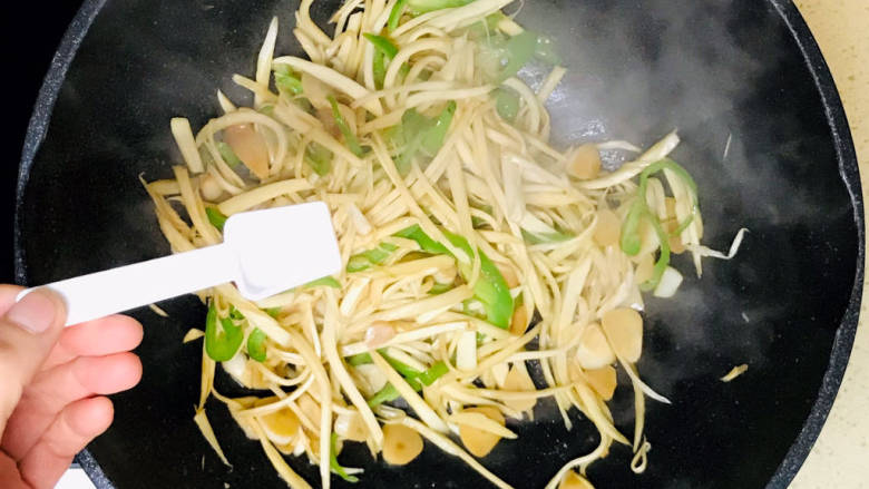 蒜香茭白,翻炒至蔬菜恹恹,撒入盐调味