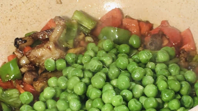 豌豆米炒肉,加入豌豆,翻炒均匀