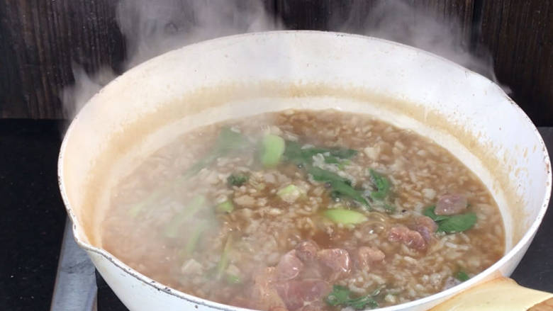 莲藕烫饭,放入瘦肉,拌匀煮沸