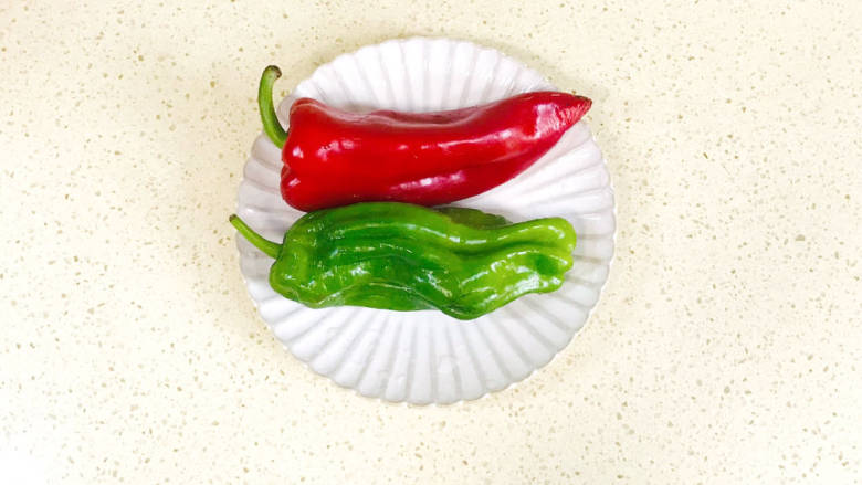 彩椒炒肉丝,彩椒洗净,去掉根部和内籽