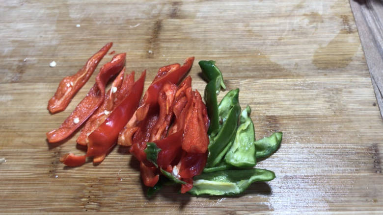 麻辣烧鱼划,青红辣椒洗净,去蒂去籽后切成小条备用
