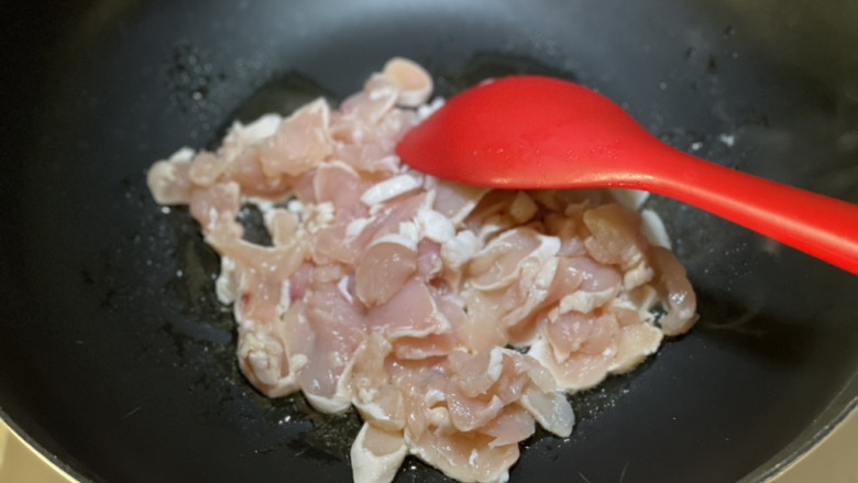 莴笋嫩炒鸡里脊,锅内倒入油,油热后倒入鸡肉。