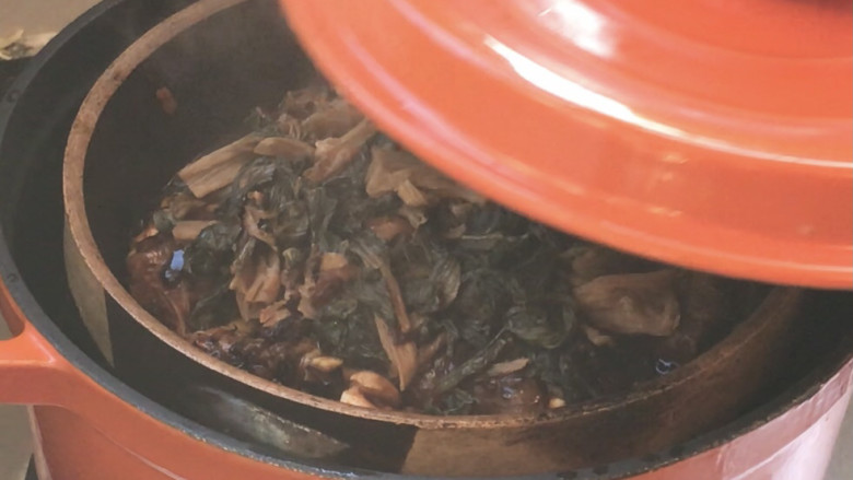 蒜蓉豆豉蒸排骨,大火烧开,上气后盖上锅盖,转小火蒸1小时左右