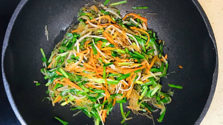 韭菜豆芽炒粉丝,翻拌均匀,就可以关火了