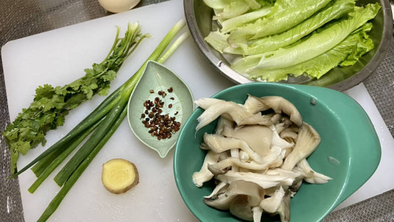 牛肉丸子汤➕生菜平菇牛肉丸子汤,生菜叶择好洗净,平菇撕小朵洗净,香菜小葱择好洗净,姜搓洗干净