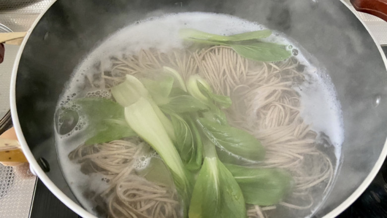 羊肉荞麦面,加入青菜,烫一分钟,关火