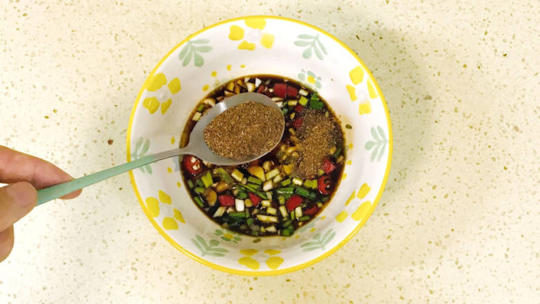 凉拌麻辣鸡丝,最后加一勺<a style='color:red;display:inline-block;' href='/shicai/ 12043'>花椒粉</a>,搅拌均匀