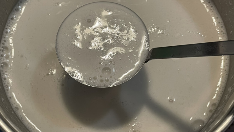 炒糖色马蹄糕,把刚才混合的(5步骤)再搅拌一下捞起一勺