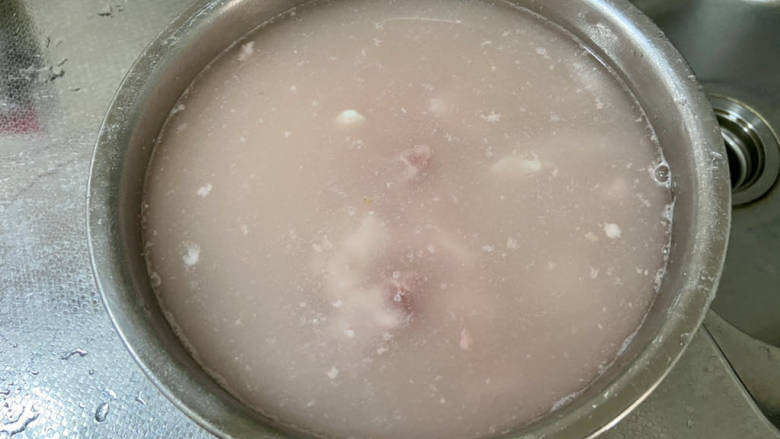 家常蒸排骨➕蒜蓉土豆蒸排骨,加入清水沒过排骨,多次揉搓后静止15分钟