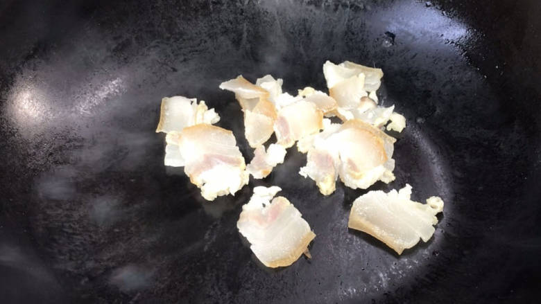 椒麻杏鲍菇,再起锅放入肥肉,煸炒出油