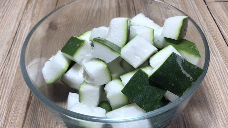 豆腐炖冬瓜,冬瓜刷洗干净,切成块备用