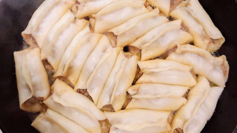 牛肉锅贴,汤汁剩余少许时。