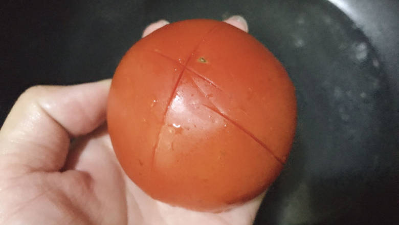 金针菇番茄汤,番茄用刀划十字