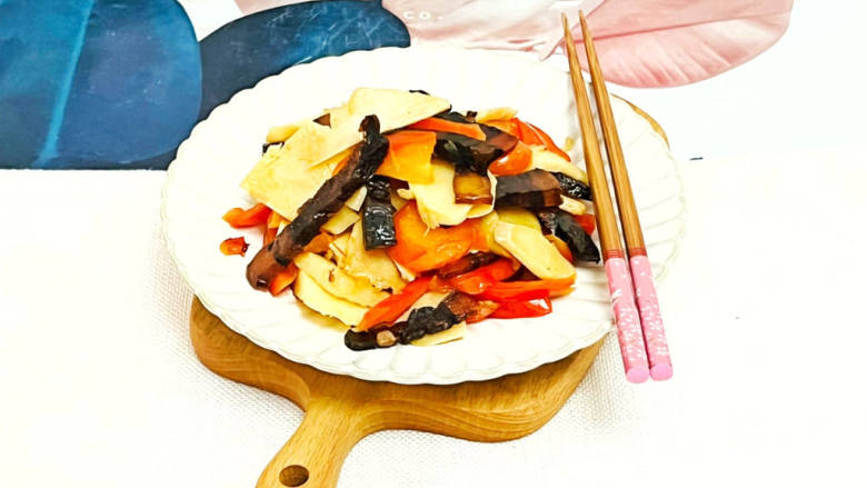 腊肉炒冬笋,腊肉炒冬笋上桌了,超级下饭