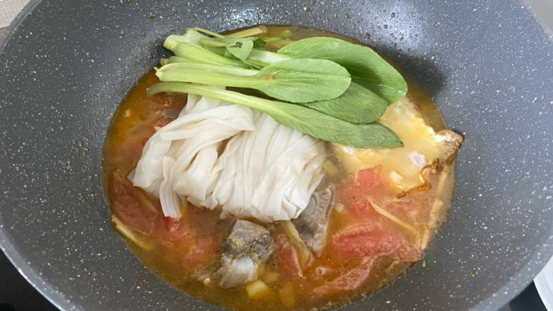 骨汤河粉,加入河粉,青菜煮开,中小火炖煮一分钟