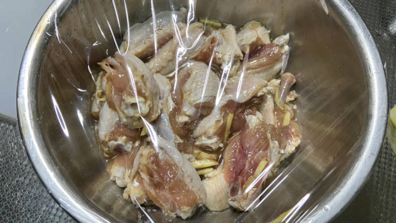 蒜香焖翅,蒙上保鲜膜,放冰箱腌制一小时