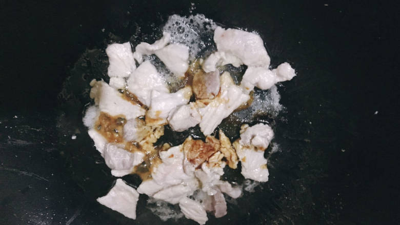 丝瓜肉片,翻炒至变白,加入生抽