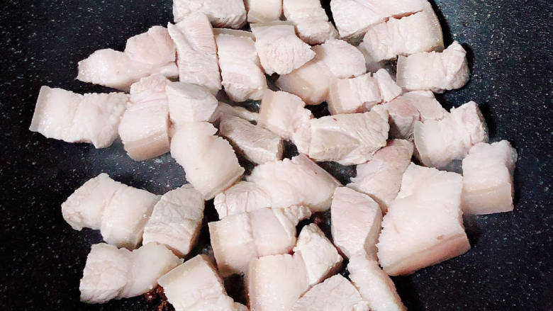 茭白茄子焖肉,锅中倒入少许油,放入<a style='color:red;display:inline-block;' href='/shicai/ 134659'>花椒粒</a>爆香,加入五花肉翻炒均匀。