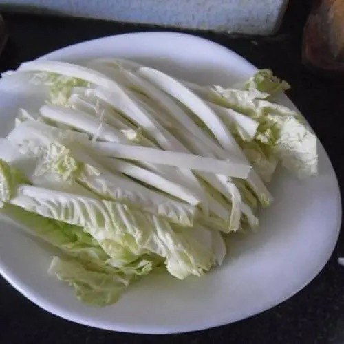 素炒白菜,还有人喜欢将白菜切成丝状,你喜欢什么样就切成什么样子就好。