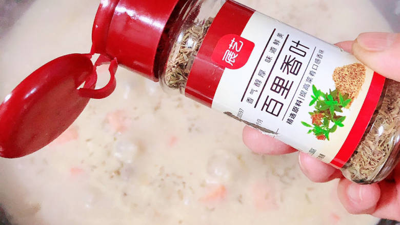 法式炖鸡,撒上百里香,搅拌均匀即可出锅了。