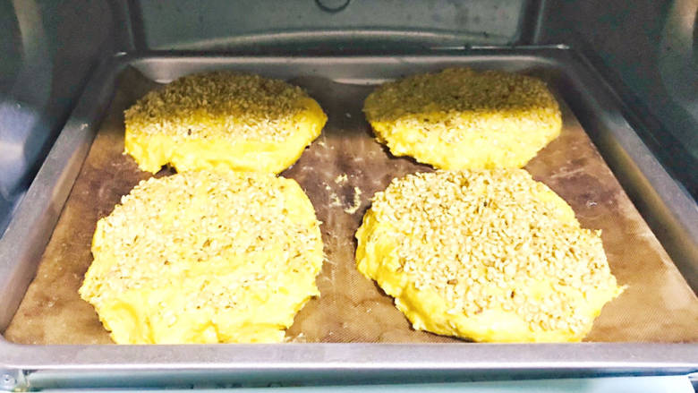 田园南瓜饼,送进烤箱,180度,20分钟烤熟