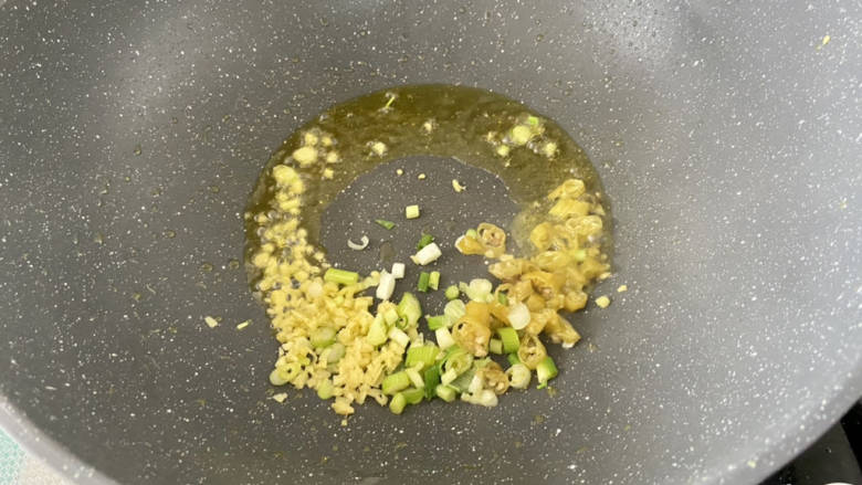 酸汤肉片,热锅冷油,下姜末葱白泡椒,中火煸香