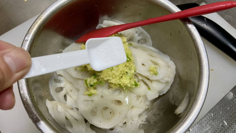 姜汁莲藕,抓拌一下,尝下咸淡,根据自己口味补充少许食盐
