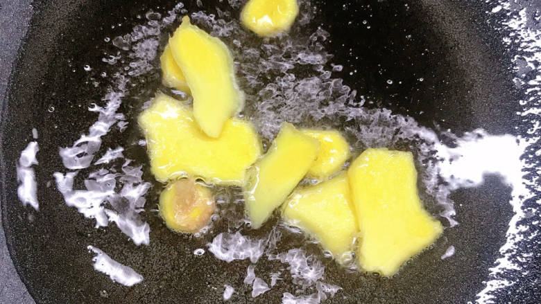 #闹元宵#香菇炒肉,锅中放油烧热,下姜片炒香