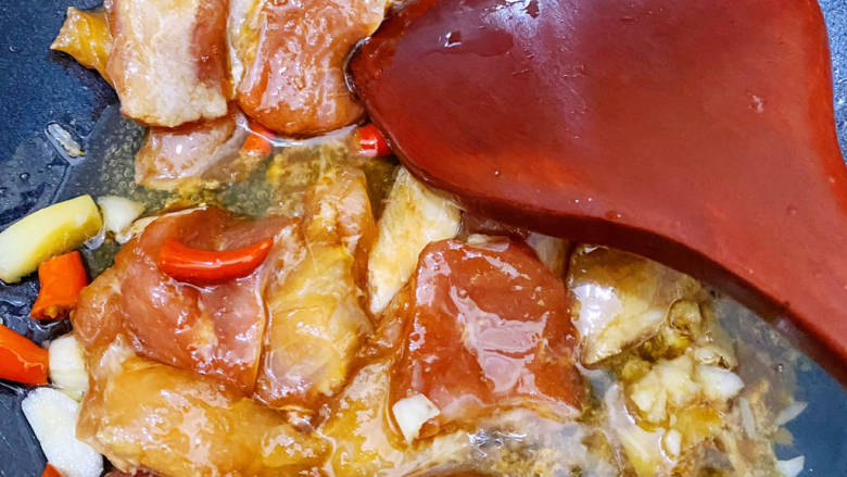 黄瓜炒肉片,加入腌制后的瘦肉翻炒