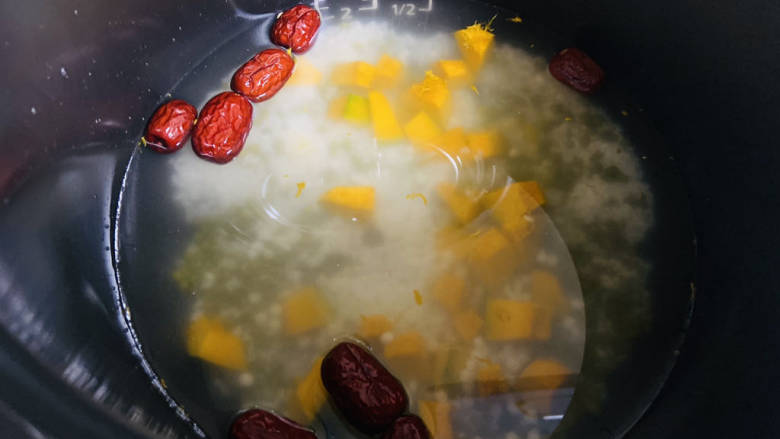 绿豆南瓜粥,加入800ml饮用水,摁煮粥功能键模式约40分钟左右
