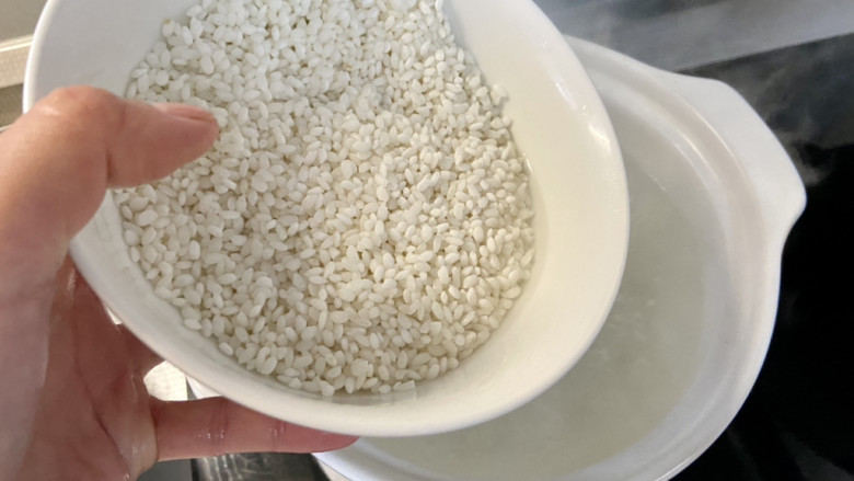 牛奶番薯粥➕牛奶鸡蛋红薯粥,锅中加入大米8倍的水,煮开,加入淘洗好的大米,搅拌一下