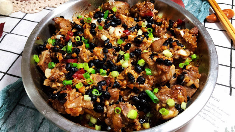 蒜蓉豆豉蒸排骨,成品,这道蒜蓉豆豉蒸排骨,做法简单,排骨肉嫩味鲜,豉香浓郁,营养美味,喜欢的小可爱快来试试吧😄