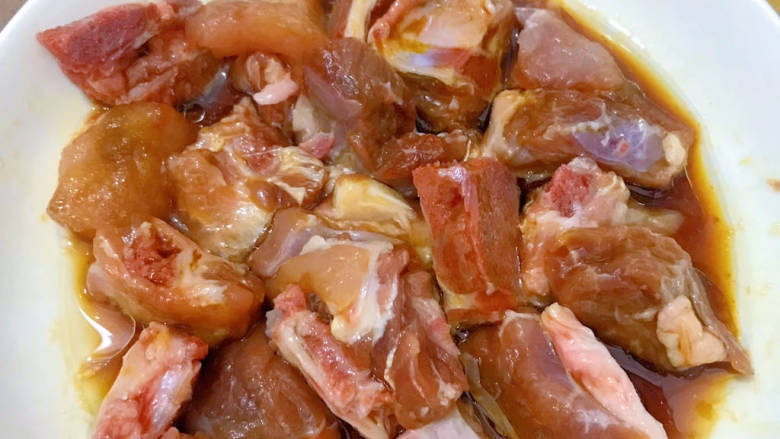 排骨土豆炖豆角,搅拌均匀后,腌制15分钟