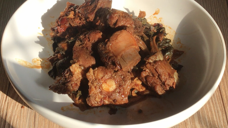 蒜蓉豆豉蒸排骨,把梅干菜装入盘中,把排骨放在梅干菜上面