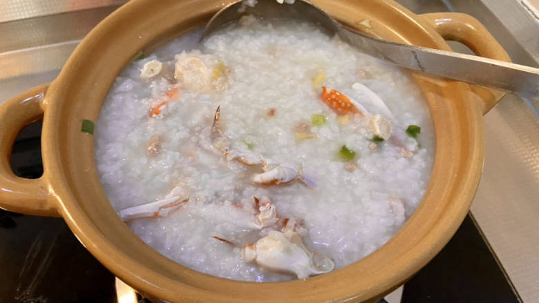 蟹肉粥,加入煮好的热粥,一定要热粥,煮开