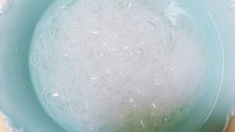 包菜粉丝炒鸡蛋,<a style='color:red;display:inline-block;' href='/shicai/ 523'>粉丝</a>锅中煮两分钟,捞出放在凉水中待用。