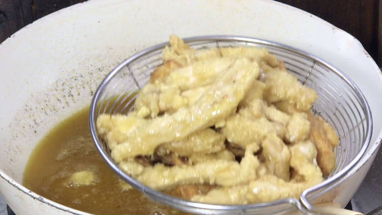 柠檬鸡柳,捞出备用,继续烧油至八成热