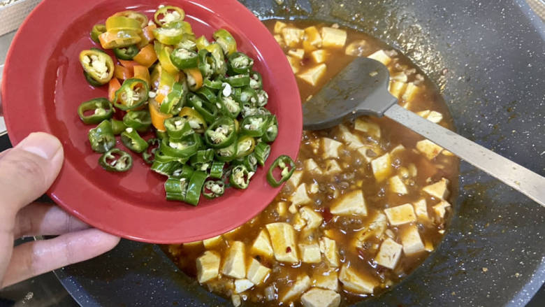 酸辣豆腐➕肉末酸辣豆腐,最后加入线椒,中大火翻炒断生即可出锅