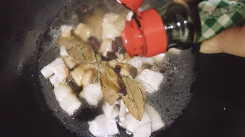 红烧猪肥肉,适量老抽,焖煮3~5分钟