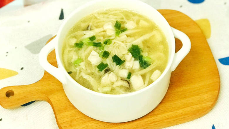 蘑菇鸡肉浓汤,装盘后,撒上葱花装饰,美味的蘑菇<a style='color:red;display:inline-block;' href='/shicai/ 94'>鸡肉</a>浓汤就做好了