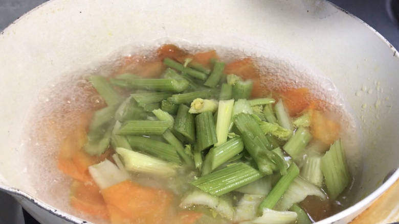 芹菜炒瘦肉,放入西芹,煮至断生,捞出备用