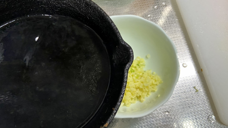 姜汁莲藕,食用油适量,烧到八成热(冒烟),分次浇在姜末和葱白末上激发香味,搅拌一下