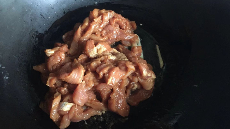 莴苣炒里脊肉,倒入里脊肉煸炒至变色