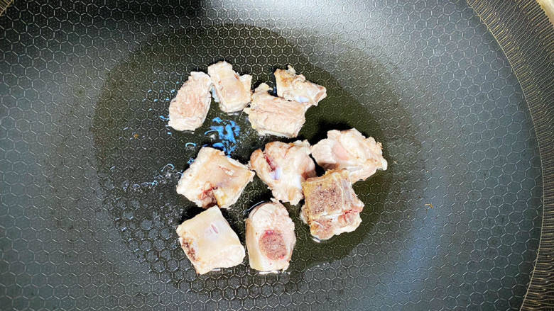 番茄烧排骨,倒入排骨,中小火把排骨煎至稍微发黄。