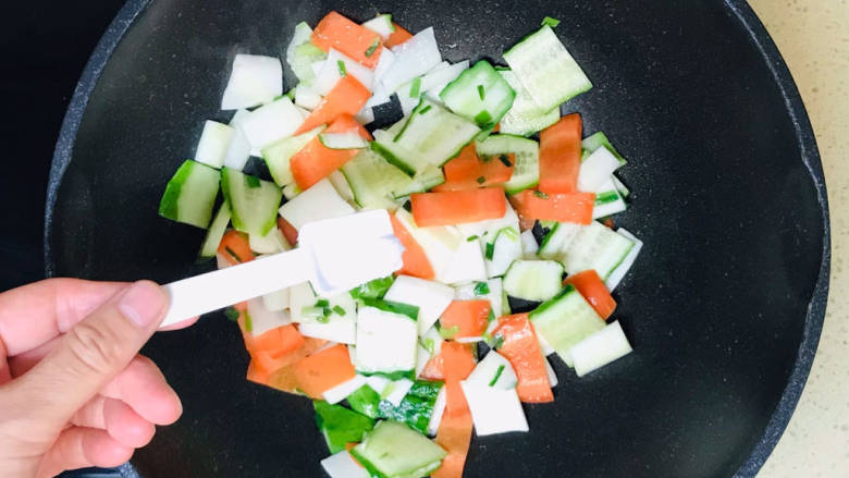 素炒山药,炒至蔬菜恹恹,撒入盐调味