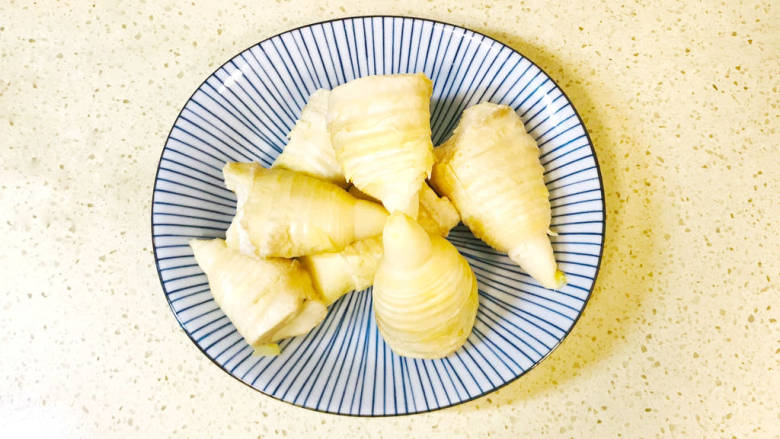 腊肉炒冬笋,焯水后,捞出来,控干水分