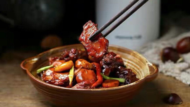 板栗排骨煲,一道美味与颜值并存的板栗排骨煲就做好了!