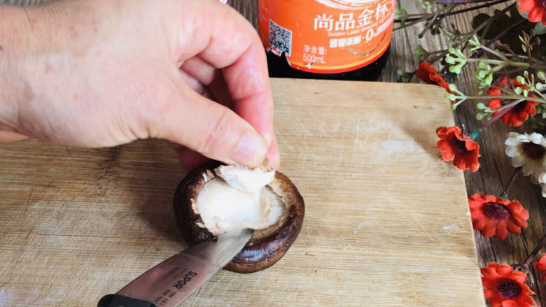 金屋藏娇,沥水后挖出蒂部,尽量挖大点窝窝